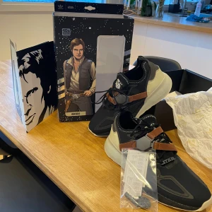 Adidas skor ZX 2K BOOST STAR WARS - Adidas skor original  Samlarobjekt STAR WARS Helt nya aldrig använda  Skick 10 av 10  STAR WARS   HAN SOLO