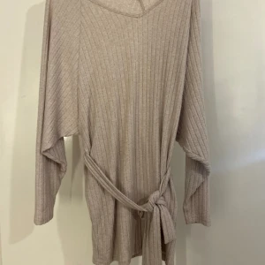 Klänning - Mysig klänning i storlek S men skulle säga att den är mer som en M