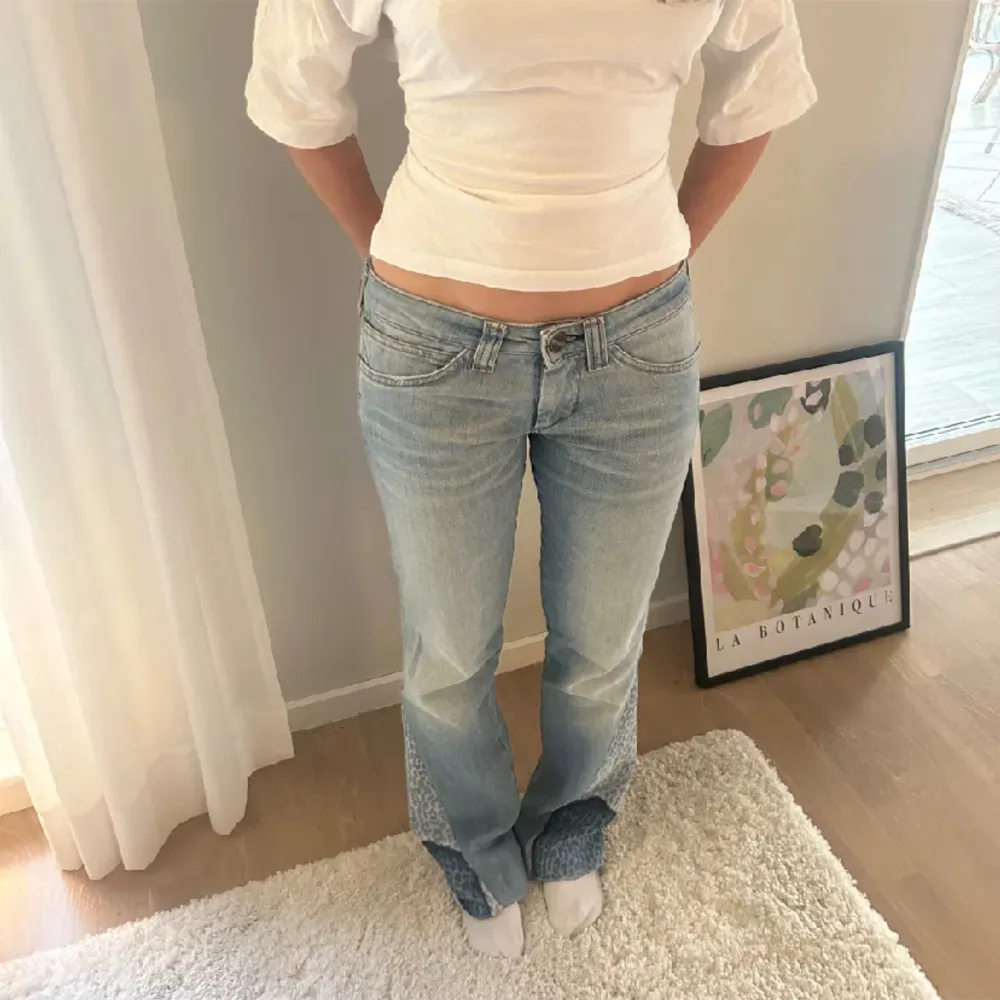 Lågmidjade jeans köpta hör på Plick men som tyvärr inte passade🫶🏼midjemått rakt över 37 cm och innerbenslängd 80 cm, kan tyvärr inte visa egna bilder med de på då de inte passar💕priset kan diskuteras. Jeans & Byxor.