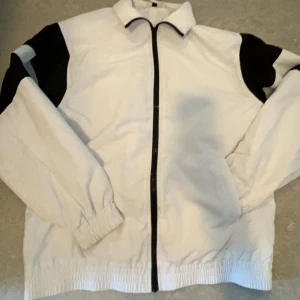 Sport jacka - Jackan kan användas som en normal domar jacka. Jackan är tunn men super mysig att ha på.