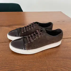 Säljer dessa lanvin skor i storlek 6. Passar 41-42 Färgen är brun, bra skick överlag, saknar innersulor. Skriv för mer bilder/ info. 🌟
