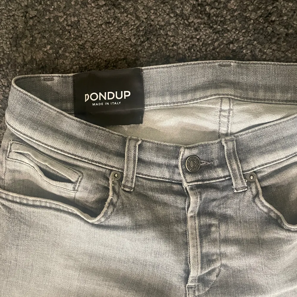 Säljer ett par Dondup som är i skick 9/10. Säljer de för dom inte används längre. Skriv om du har några funderingar!!!. Jeans & Byxor.