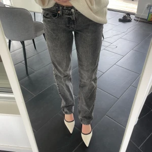 Gråa lågmidjade jeans  - Gråa raka lågmidjade jeans, storlek 38. Har vanligtvis stolek 36 men dessa satt bättre i stolek 38 för att få oversize passform 