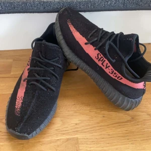 Yeezy boost 350 core black red - Hej, jag köpte dom här skorna för 4999kr från mercsweden, dom är i okej skick, det är små tecken på användning om skorna blir tvättade. Pris kan diskuteras 