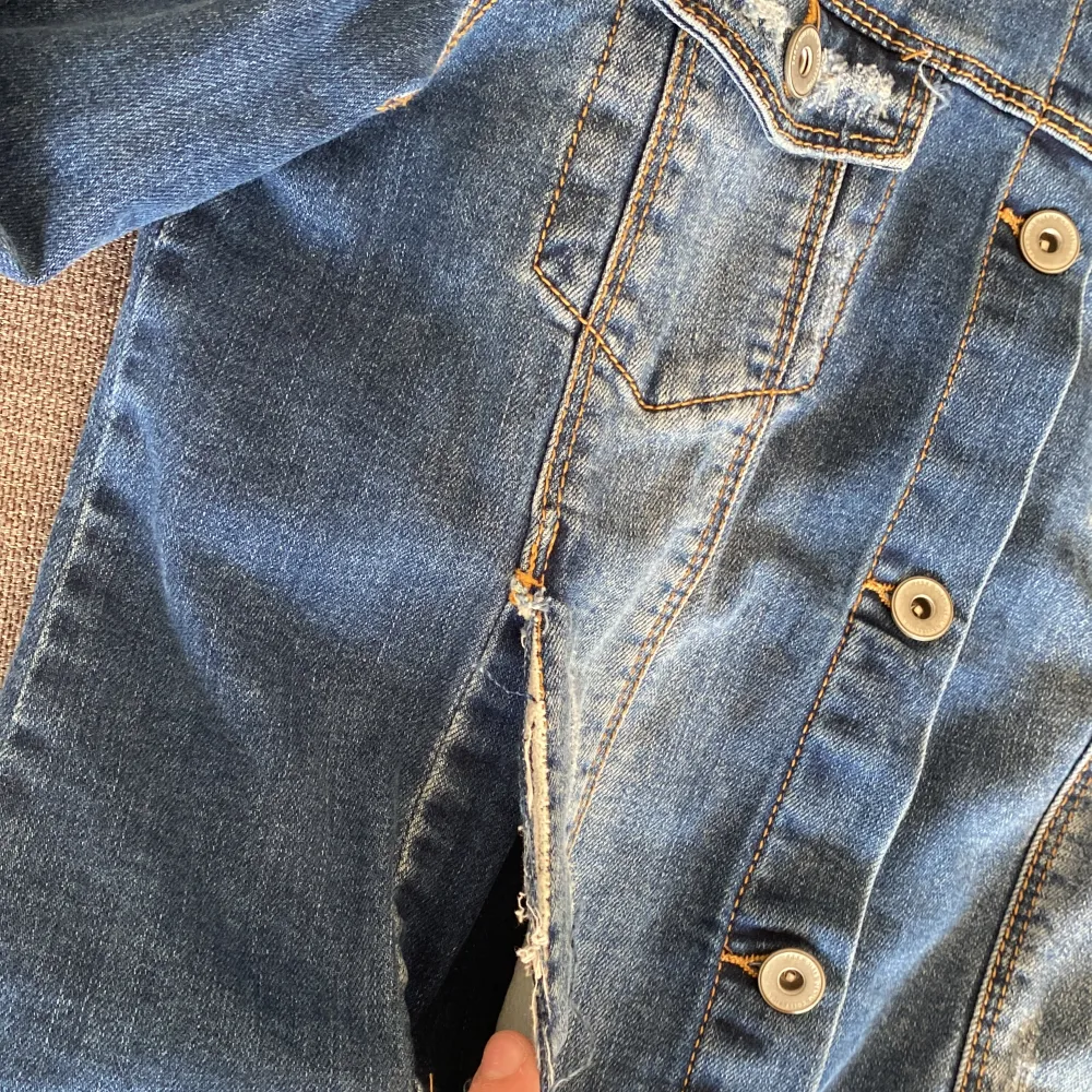 Säljer denna superfina och extremt sköna jeans jacka från Zara GIRLS collection. Säljer då den har blivit för liten. Den har 2 stora fickor vid magen som visas i bilden och 2 st som är högre upp. Köpt för 400kr💝 är i superbra skick.  . Jackor.