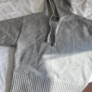 Grå tjocktröja  - Jag säljer den här tröjan från zara pga att jag inte får så mycket användning av den. Ny pris 500. Skriv om ni har några frågor eller vill ha flera bilder💕💕