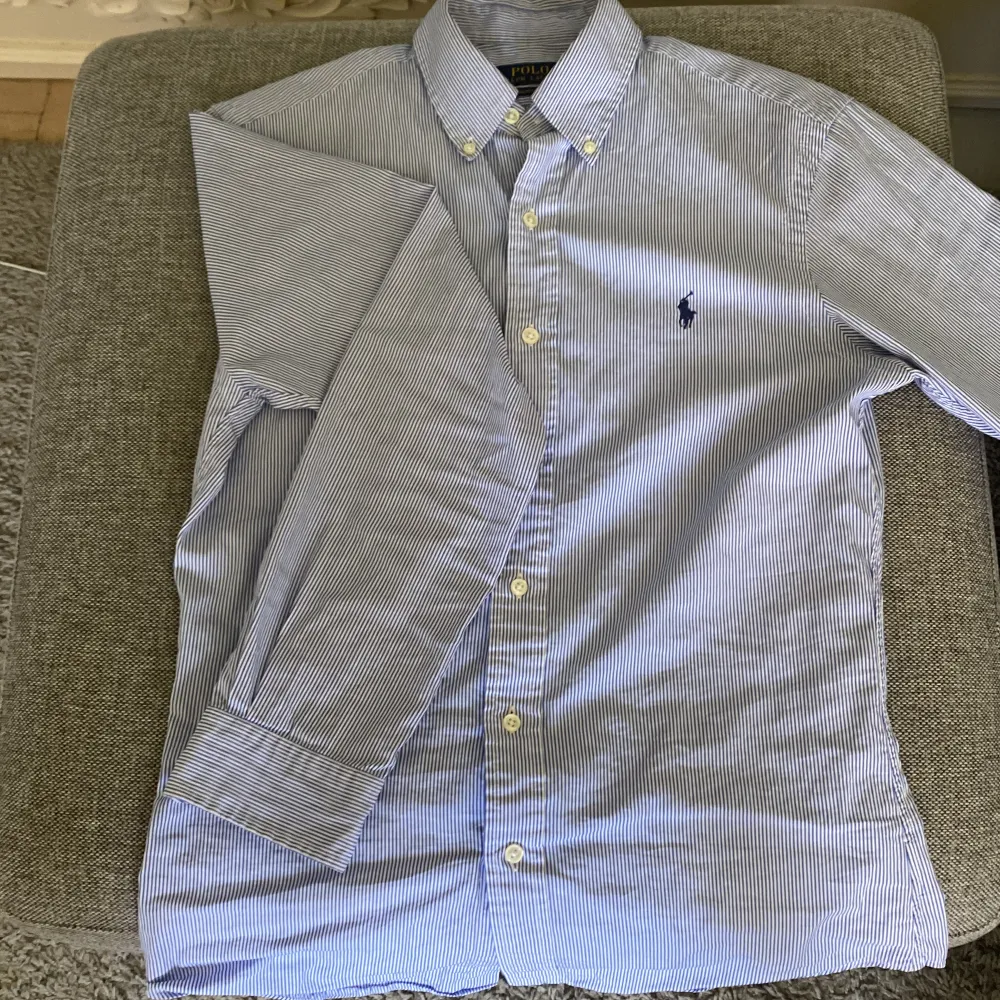 Säljer denna skitsnygga Ralph Lauren Skjortan i storlek S. Den är andvänd ungefär 7 gånger och tvättats 2. Inga lösa sömmar eller fula fläckar. Skriv gärna för mer frågor eller prisförslag.. Skjortor.