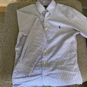Säljer denna skitsnygga Ralph Lauren Skjortan i storlek S. Den är andvänd ungefär 7 gånger och tvättats 2. Inga lösa sömmar eller fula fläckar. Skriv gärna för mer frågor eller prisförslag.