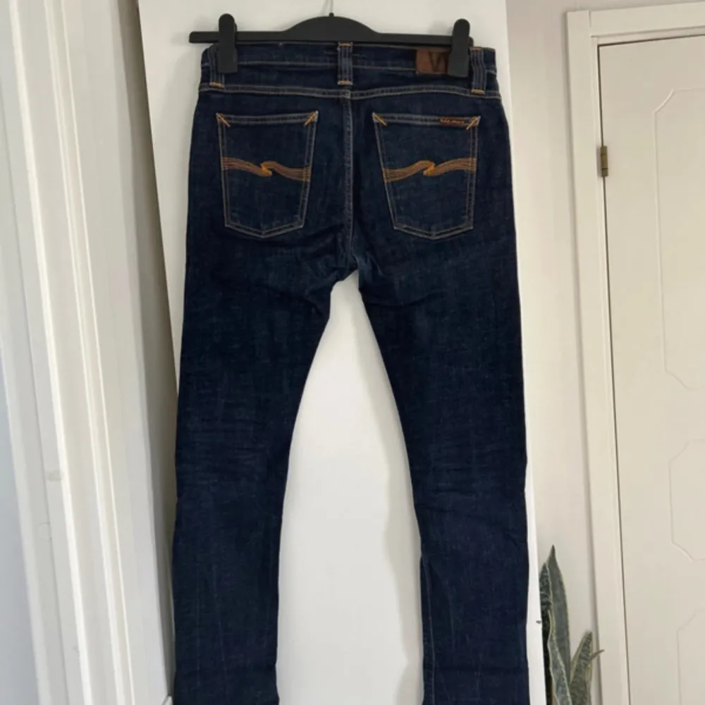 Ett par nudie jeans i mörkblå färg. Jeansen är i väldigt bra skick. Storlek W30 L30. Modell okänd, men är mer ut det tajta hållet. Kolla gärna in våra andra annonser. Mvh, Nudie closet. Jeans & Byxor.