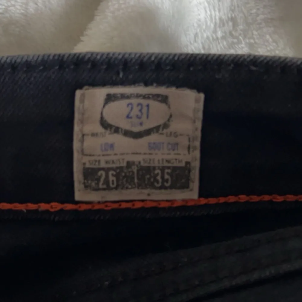 Märke= crocker Lågmidjade bootcut jeans. Storlek W26 L35, innerbenslängden= 87cm. Bra skick. Skriv privat för fler frågor eller bilder 🩷. Jeans & Byxor.