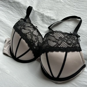 Push-up BH från HM - Fin push-up bh från HM. Lite nopprig på banden men annars inget jag kan anmärka på. Ser ut att vara rosa/beige i färgen. Storlek 75D