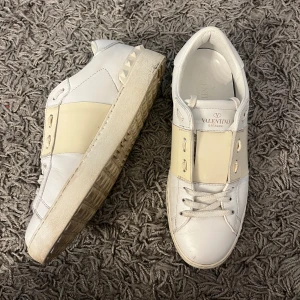 Valentino skor - Säljer nu mina fina valentino open skor med beiget band! Storlek 38.5 köpta för några månader sedan från vestiaire men använda fåtal ggr då de ej passar. Liten defekt förekommer där fram se bild 3! Pris diskuteras och fråga gärna ifall det är något!💕