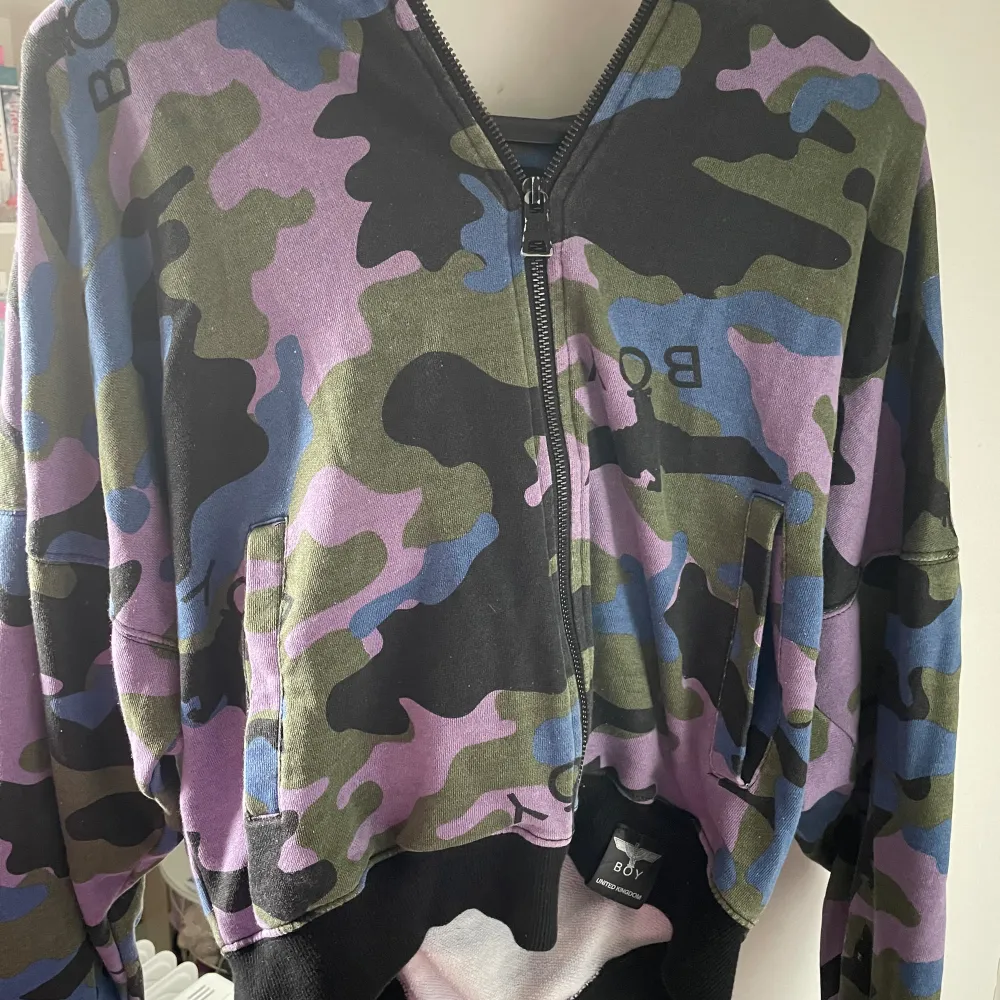 Multi färgad sipup-hoodie från märket ”Boy”, i ny skick! . Hoodies.