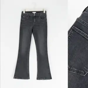 Säljer ett par Low waist bootcut jeans från Gina Tricot. Säljer för att de inte passade mig och är därför endast testade. Skriv för fler bilder ☺️