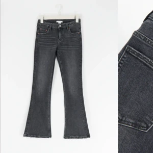 Low waist bootcut  - Säljer ett par Low waist bootcut jeans från Gina Tricot. Säljer för att de inte passade mig och är därför endast testade. Skriv för fler bilder ☺️