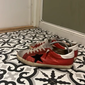 Golden goose skoe - Ett par as feta golden goose skor i storlek 43 och i bra skick