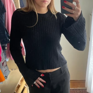 Tunn stickad tröja - Tunn stickad tröja med utsvängda armar. köpt för 360kr, använd typ 2ggr. Skicka för fler bilder❣️
