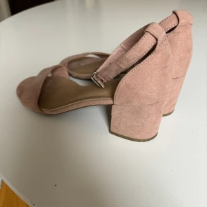 XIT klackskor  - Säljer ett par rosa klackskor i st 37 med 6 cm klack. Skorna är sparsamt använda.