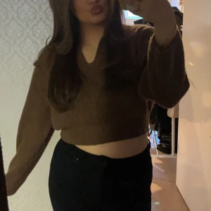  stickad tröja  - Säljer min mysiga tröja där den inte kommer längre till användning har bara tagit på mig den några gånger annars helt nya 💓💓