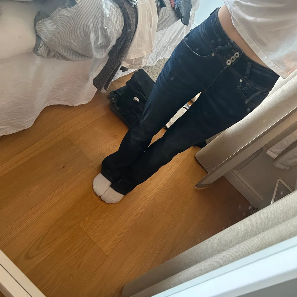 Mörkblåa midrise jeans som passar mig som är en storlek 36!!!!❤️‍🔥❤️‍🔥. Jeans & Byxor.