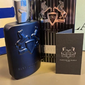 PDM Layton - Tjena! Säljer en Parfs de Marly Layton i 125 ml max 5 spray använd. Den har ett nypris på 2800 kr😇