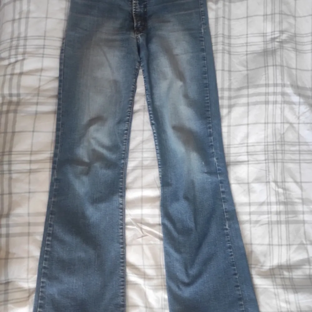 Lågmidjade bootcut jeans som är stretchiga.. Jeans & Byxor.