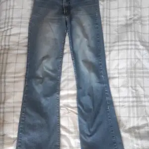 Lågmidjade bootcut jeans som är stretchiga.