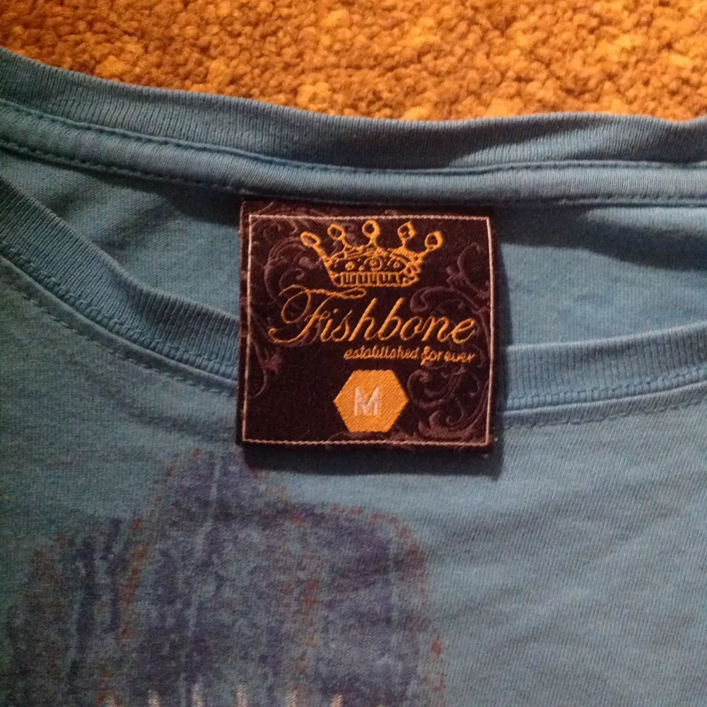 Cool fishbone t-shirt i perfekt skick, passar även L fast taggen är medium. Pris går att diskutera. . T-shirts.