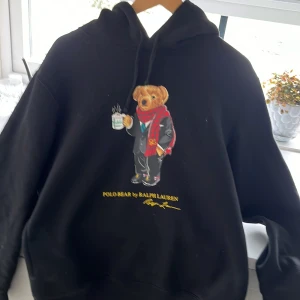 Ralph Lauren hoodie  - Nu säljer jag denna feta Ralph Lauren hoodien. Den är storlek M men kan passa L också. Nypris 2100kr och knappt använd. Super deal 🤗