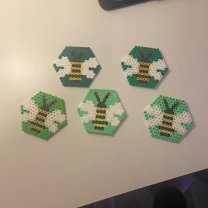 Somriga pärlplattor  - Super söta pärlplattor med 🐝 på💕 15 kr/st och alla för 70kr