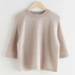 &OtherStories stickad t-shirt - Säljer min beige stickade t-shirt ifrån &OtherStories, köptes nyligen och är endast använd 1 gång därav nyskick. Köptes för 690kr.