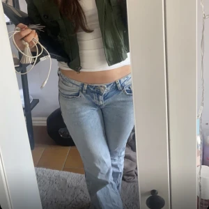 Lågmidjade jeans  - Säljer mina lågmidjade jeans från hm som aldrig kommit till någon användning! Uppsprättna någon cm längst ner💗