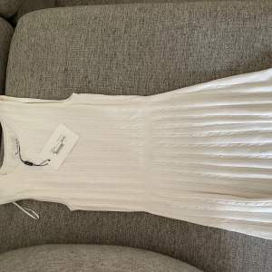 Bright white maddy dress, og pris 900kr