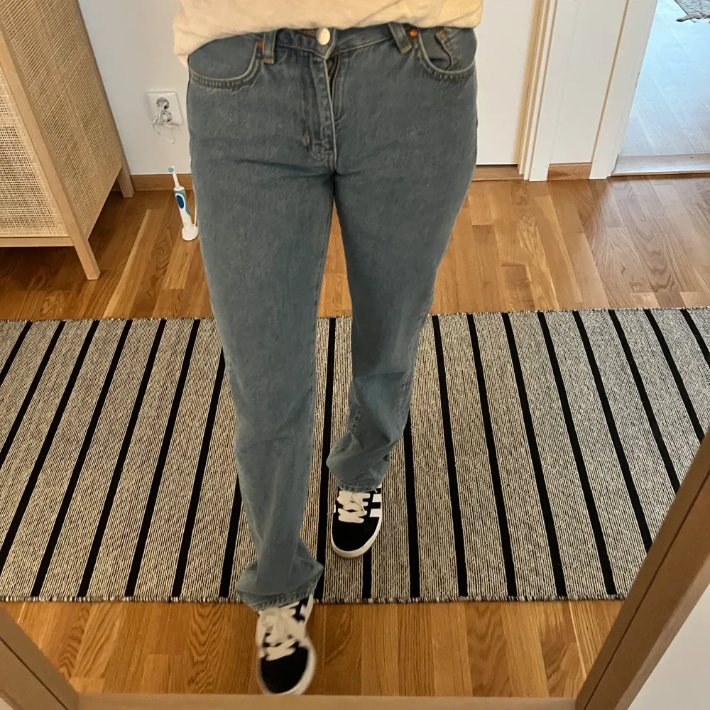 Low waist straight jeans från bikbok, storlek 26/32. Aldrig använda utan endast provade då jag tycker att det inte sitter bra på mig. 🫶. Jeans & Byxor.