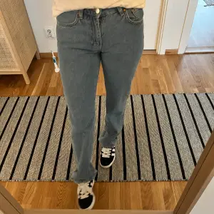 Low waist straight jeans från bikbok, storlek 26/32. Aldrig använda utan endast provade då jag tycker att det inte sitter bra på mig. 🫶