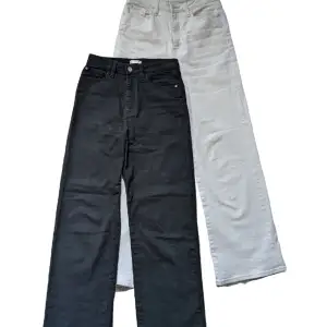 Superfina svarta och vita jeans med jättefin passform! De är tyvärr för små för mig så därför säljer jag, men de sitter som en vanlig S och är i jättebra kvalitet då de sällan använts🤍 Mått: midja ca 35 cm, höfter ca 45 cm och längd ca 100 cm! 