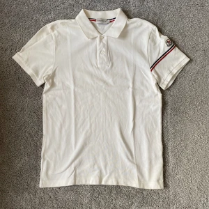 Moncler Pike - Tjena säljer denna vita Moncler Pike i storleken S. Skick: 8,5/10. Bara att höra av dig för fler bilder/frågor. 