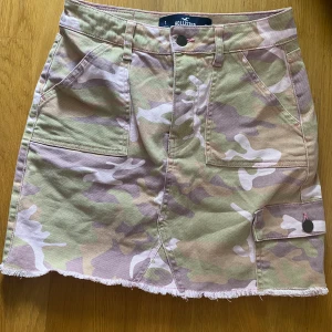 Kjol - Söt kjol säljer då den blivit för liten för mig, använt fåtal gånger så väldigt fint skick Märke: Hollister  Strlk: W25 Pris:249