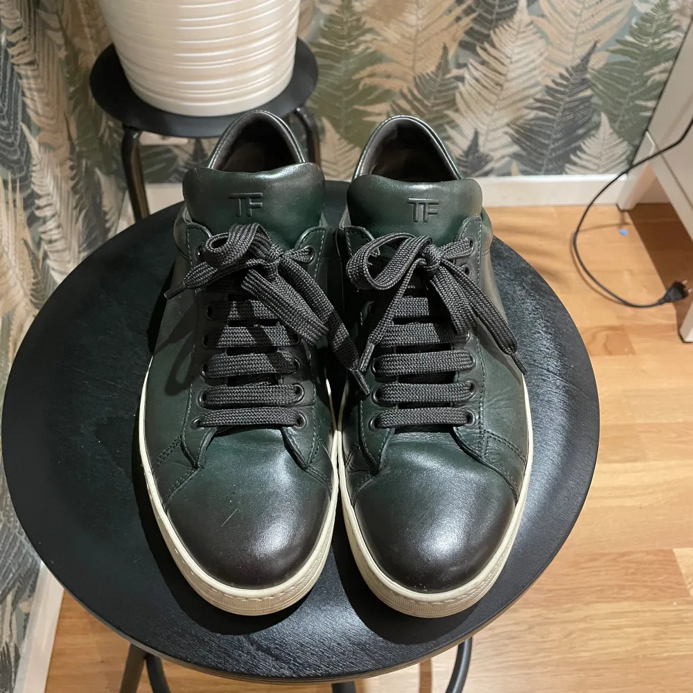 Otroligt feta Tom Ford sneakers i modellen Russell. Färgen är en sjuk blandning av grön och svart fade. Använda i 2 månader. Retail: ca 10,000kr. Sitter aningen större. Sov inte på dessa! Allt gott, mvh W. Skor.