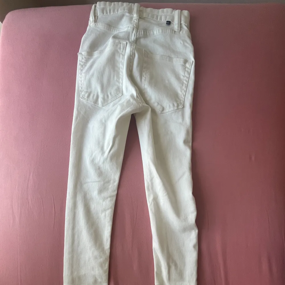 Vita skinny jeans. Aldrig använd. Storlek xs, men funkar för S också.  Inte alls genomskinliga. Högmidjade . Jeans & Byxor.