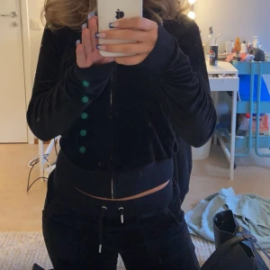 Juicy couture  - Säljer mitt superfina juicycouture sett i färgen svart. Inga defekter. Tröjan i xs och byxorna är i xxs 