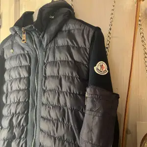 Skit snygg moncler cardigan i bra skick! Inga skador eller defekter förutom lappen inne i jackan (se sista bild) 🤠 Pris kan diskuteras vid snabb affär.