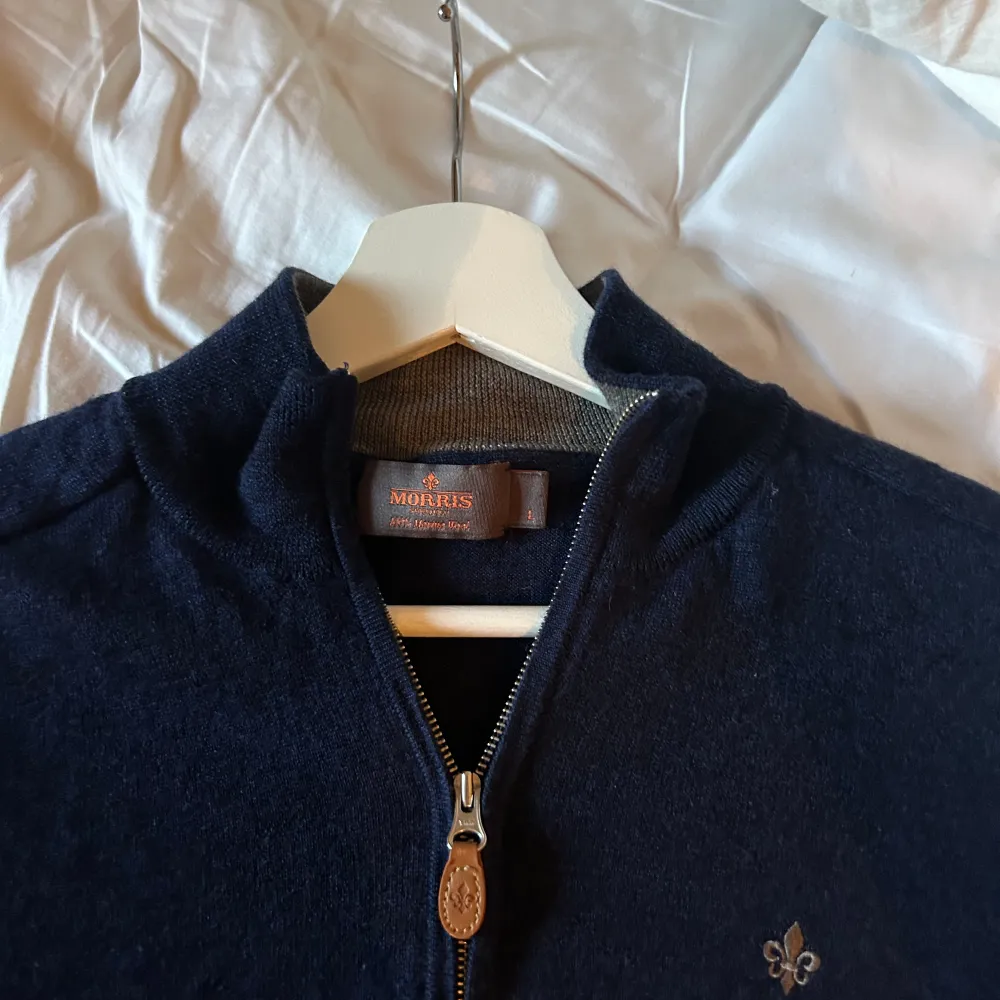 Riktigt fin Morris merinoull halv zip tröja som är i grymt bra skick😃 Nypris: 1799kr👊  Tröjan är i storlek L men sitter som M.. Tröjor & Koftor.