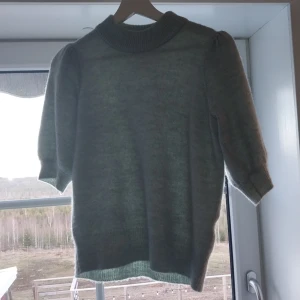 Stickad tröja - Säljer då den inte kommer till användning längre. Strl xs från only