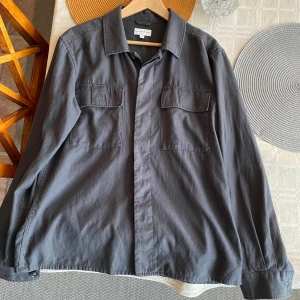 These Glory Days Overshirt  - Använd några gånger men inga defekter,  Ny pris 1500 säljer för 1000, kvitto ingår i köpet, pris kan diskuteras 