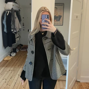 Trekvartsärmad kappa  - Superfin och som ny! Jag är vanligtvis en storlek s i jackor och denna är i storlek 44 och sitter som en s/m, som bilderna ovan! 😊