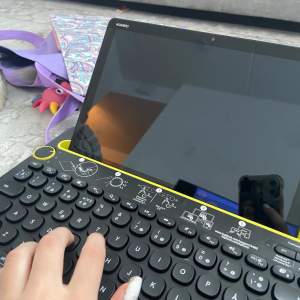 Keyboard för iPad som ansluter med bluetooth 