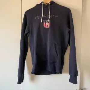 Säljer denna hoodie ifrån Gant då jag inte använder den längre.