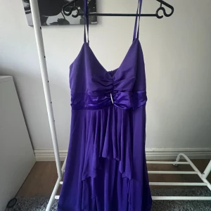 lila klänning från bodyflirt💜🤍 - jag säljer denna superfina lila klänning från bodyflirt🤍💜