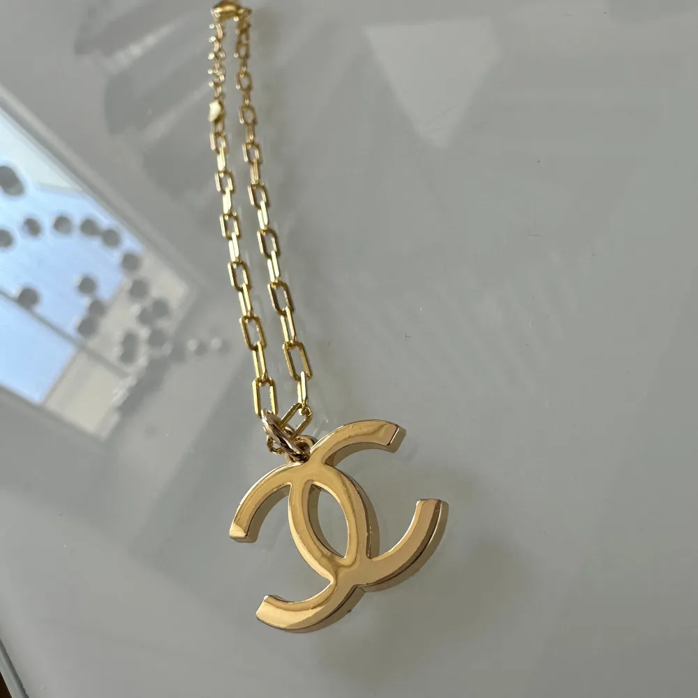 Chanel-smycket är från Chanel, armbandet är rostfritt och nickelfritt. Vackert och elegant Chanel armband som passar till allt. Bär ensamt eller kombinera med klocka och andra smycken. 😻. Asusteet.